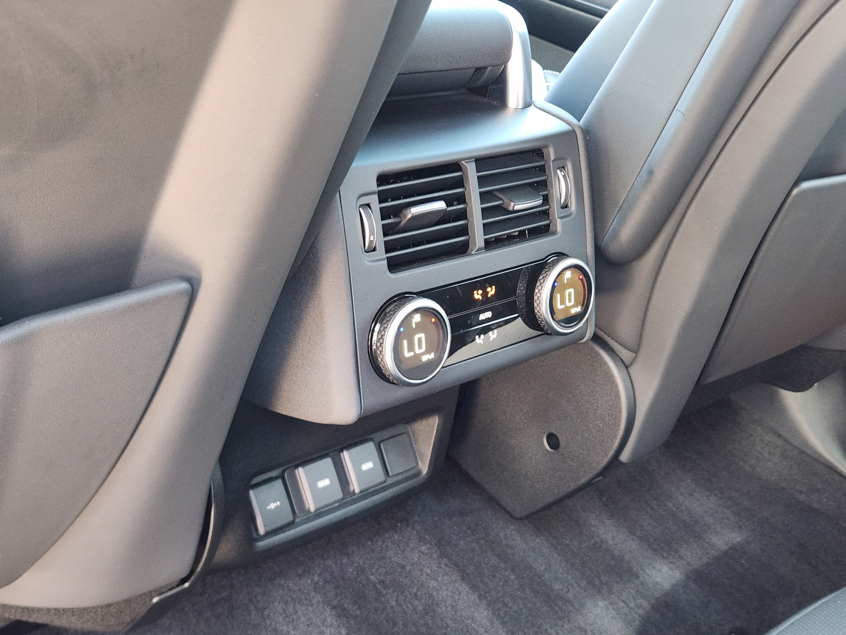 Certified 2024 Land Rover Discovery Dynamic SE AWD/4WD image 29