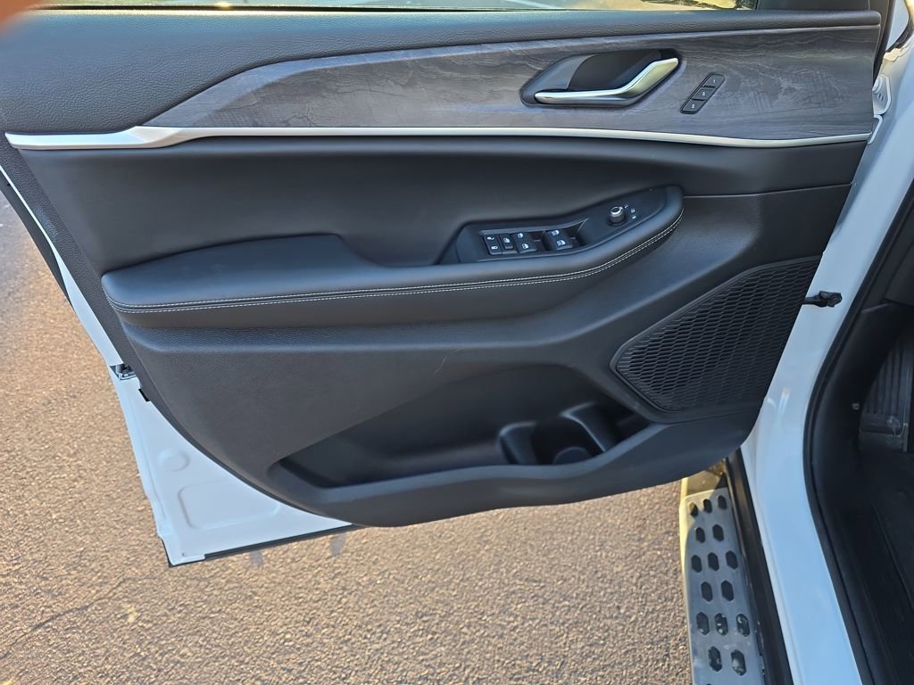 Used 2025 Jeep Grand Cherokee Limited w/ Trailer Tow Package image 12