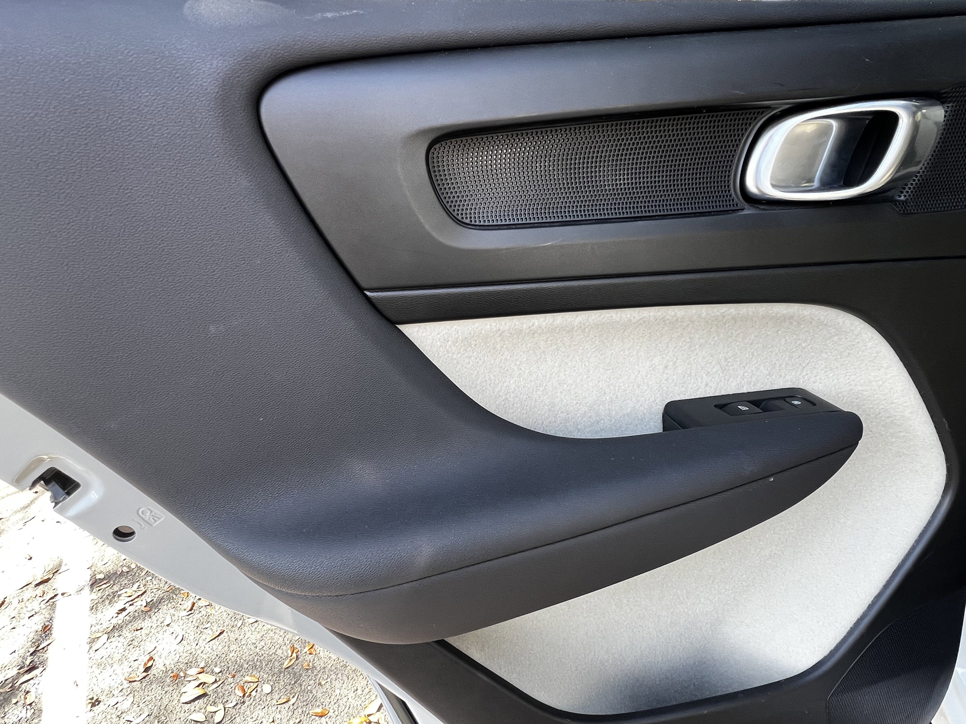 Used 2023 Volvo XC40 B5 Plus image 28