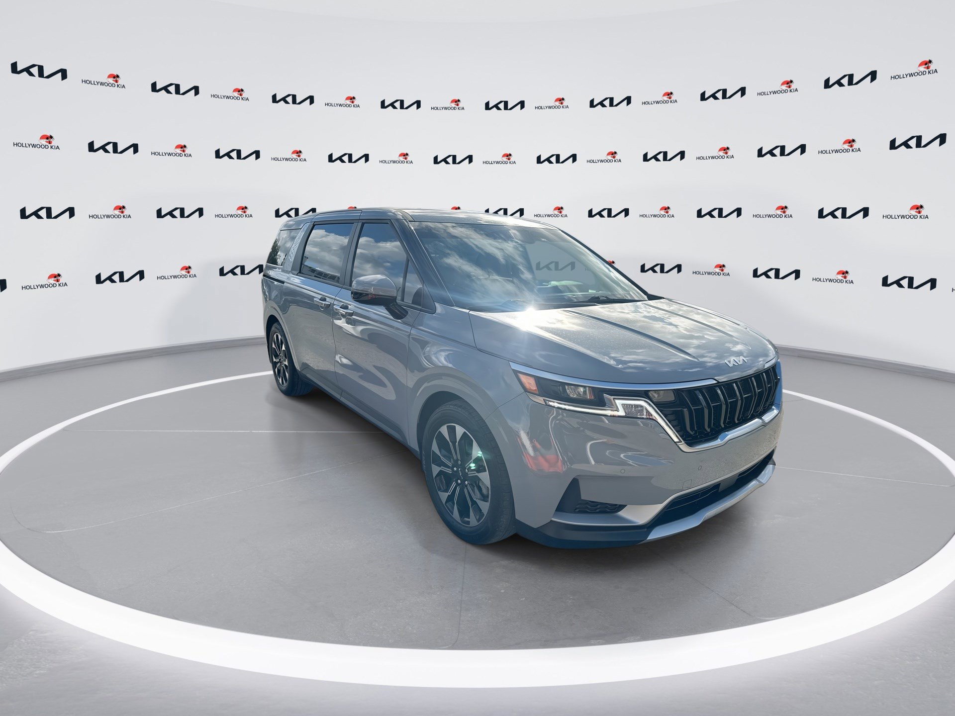 Used 2024 Kia Carnival EX image 2