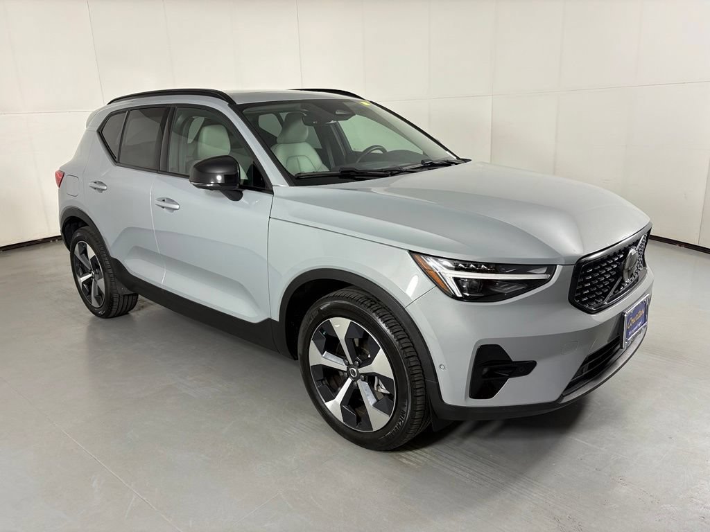 Used 2026 Volvo XC40 B5 Plus AWD/4WD image 2