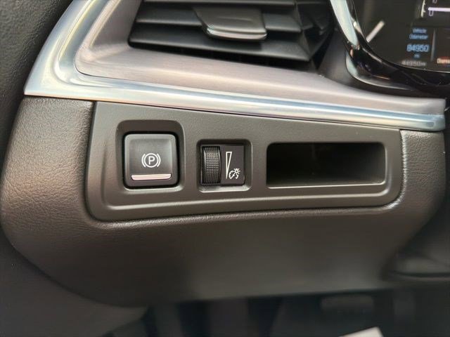Used 2018 Cadillac XT5 Luxury w/ Driver Awareness Package AWD/4WD image 27