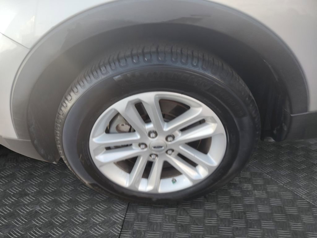 Used 2017 Ford Explorer XLT image 21