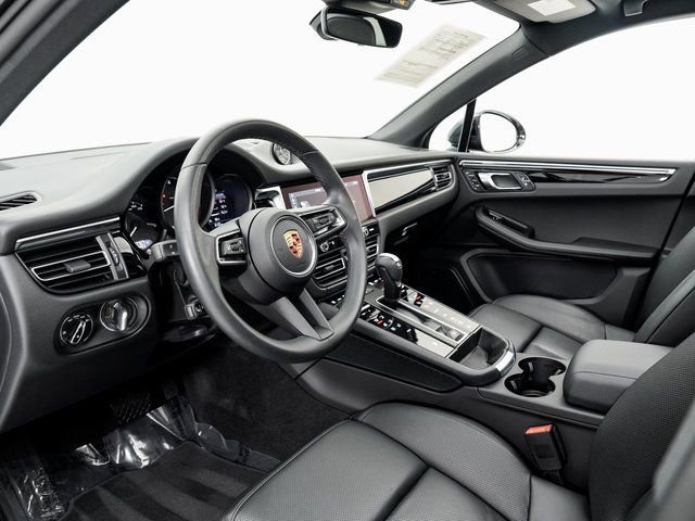 Used 2023 Porsche Macan Turbo image 4