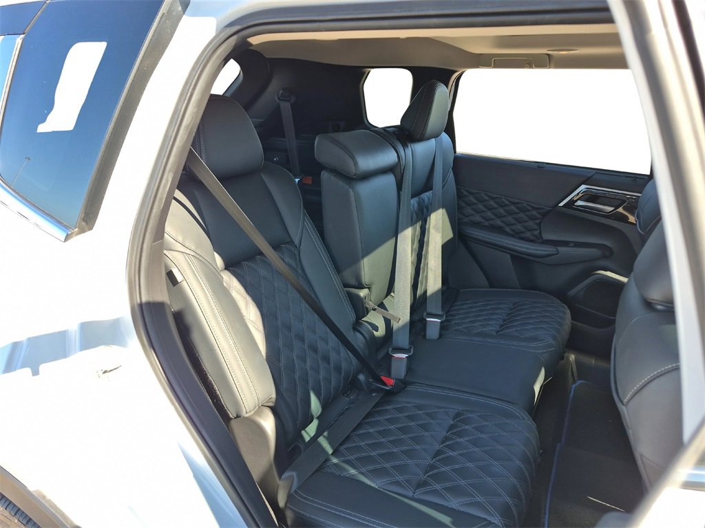 Used 2024 Mitsubishi Outlander 4WD Plug-In Hybrid image 31