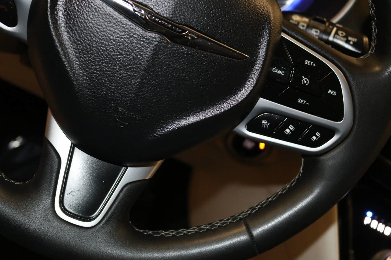 Used 2023 Chrysler Pacifica Touring-L image 37