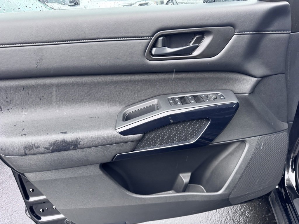 Used 2025 Nissan Pathfinder S image 22