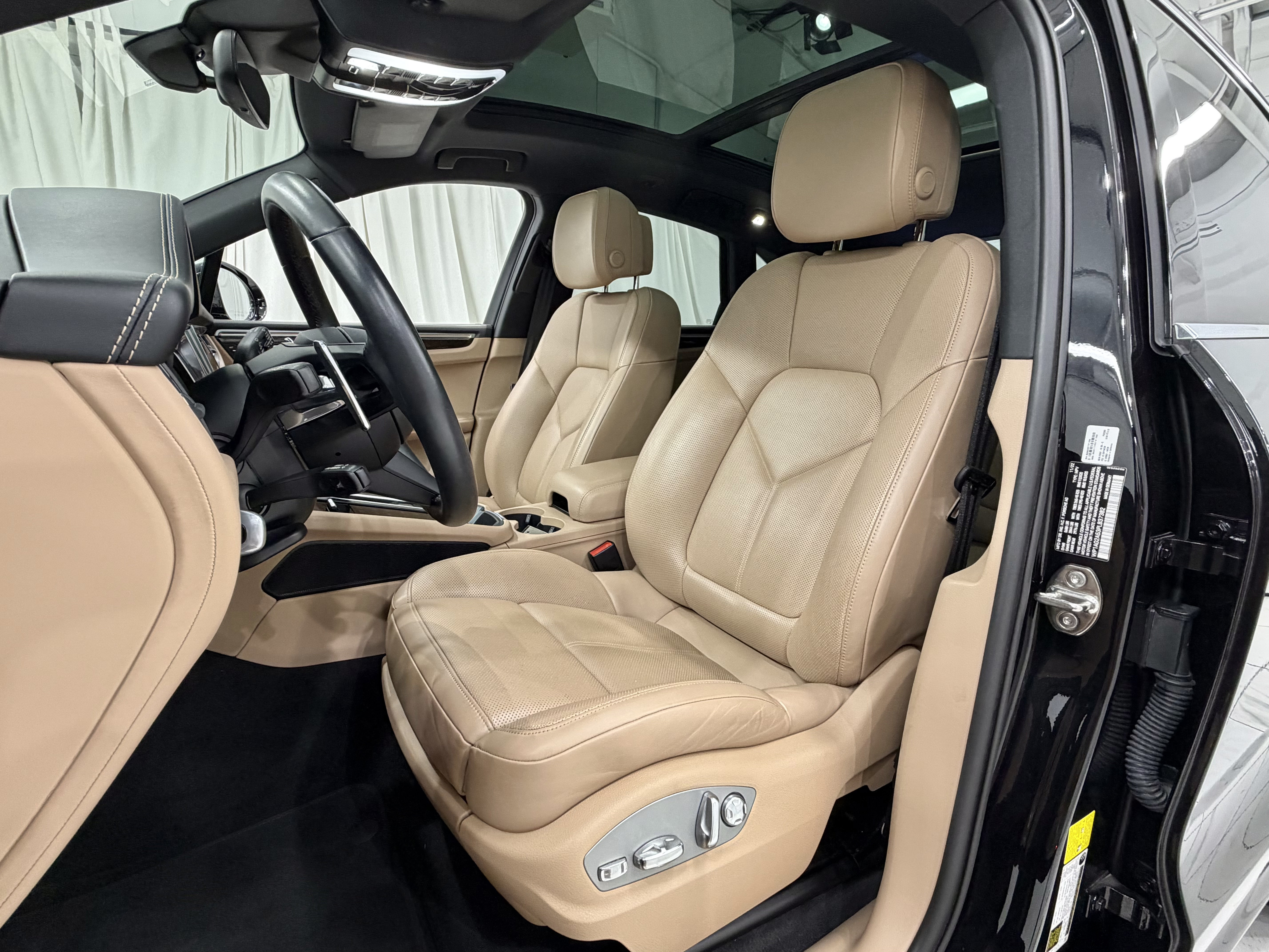 Certified 2023 Porsche Macan S AWD/4WD image 32