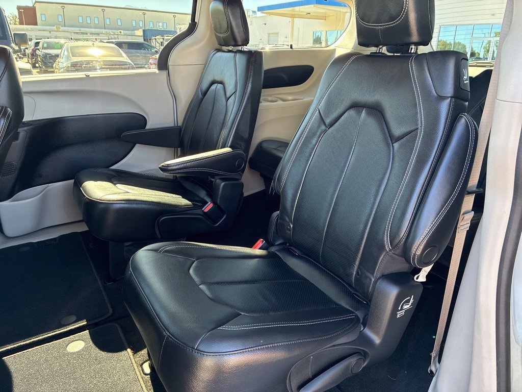 Used 2022 Chrysler Pacifica Touring-L image 11