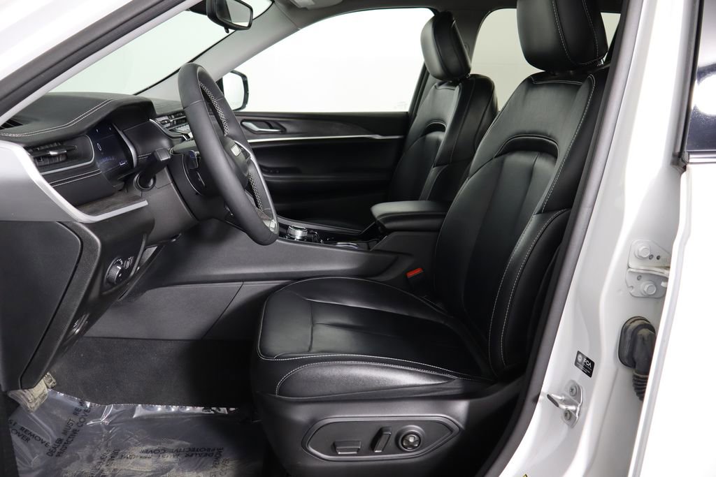 Used 2023 Jeep Grand Cherokee Limited w/ Black Appearance Package AWD/4WD image 14