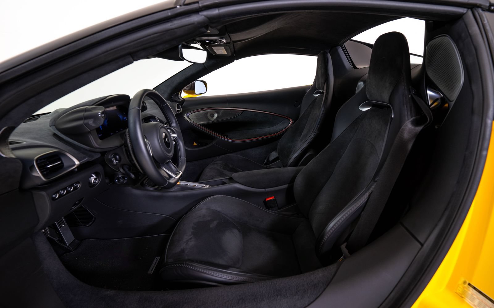 Used 2025 McLaren Artura Spider RWD image 21