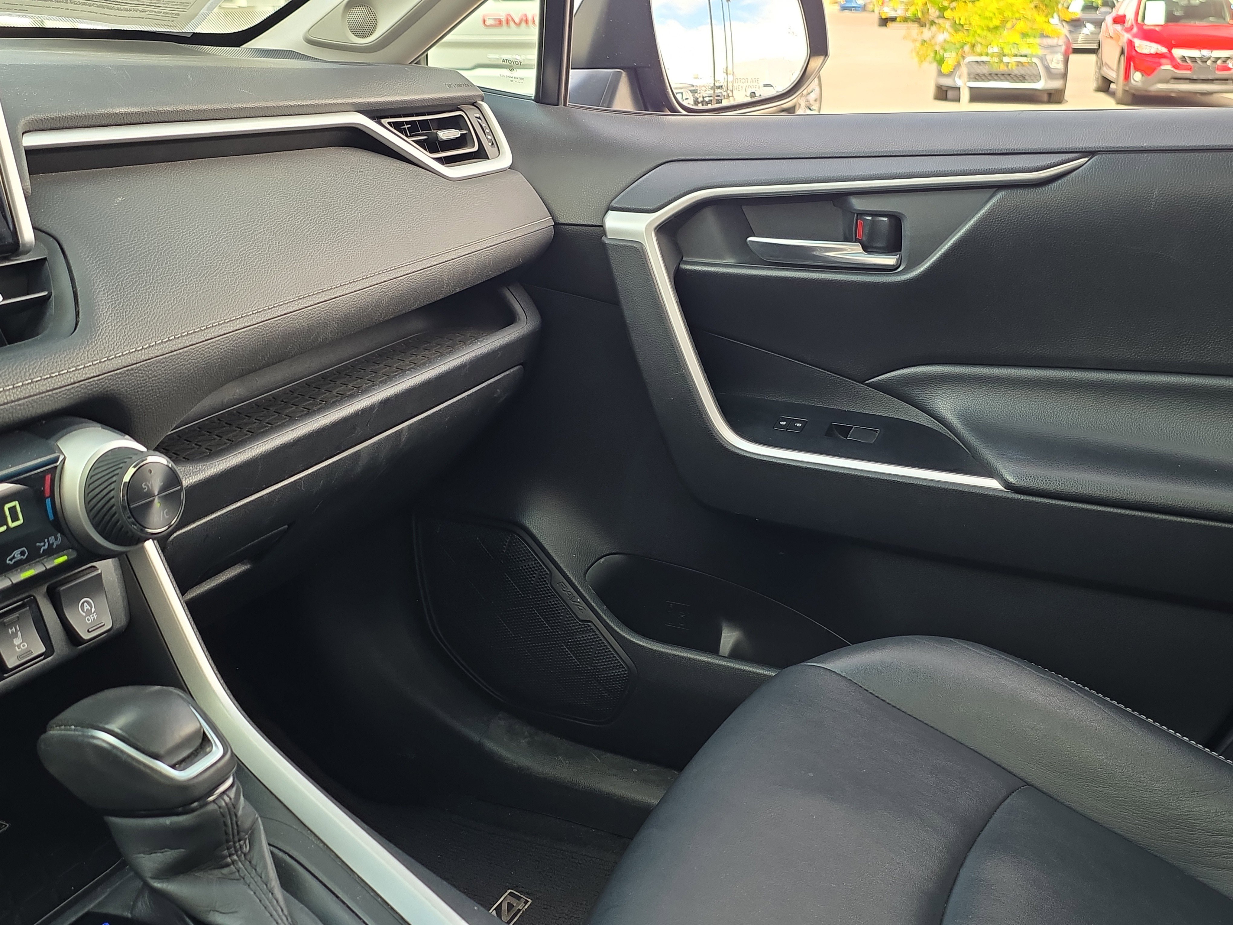 Used 2020 Toyota RAV4 XLE Premium image 27