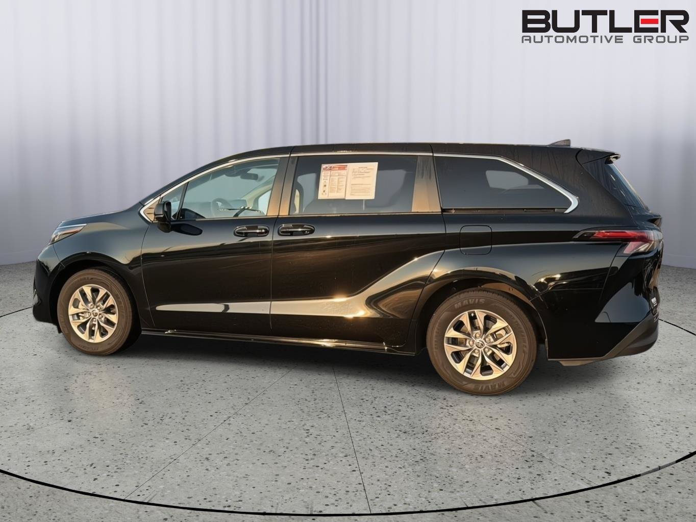 Used 2023 Toyota Sienna LE FWD image 3