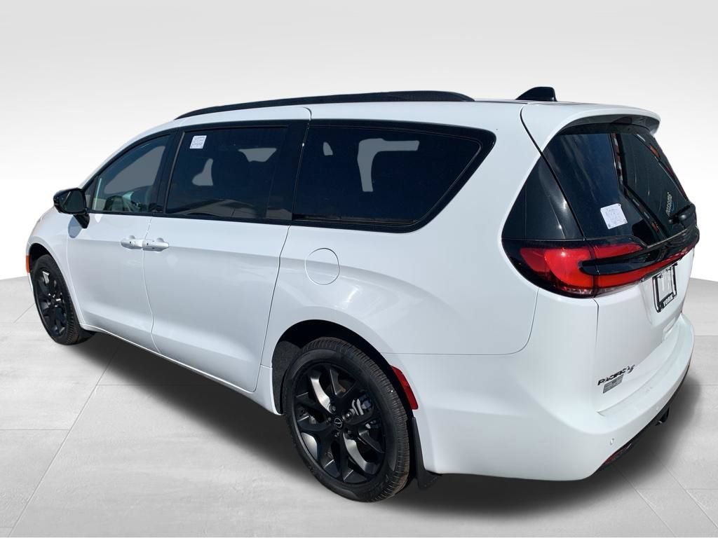 New 2026 Chrysler Pacifica Limited w/ Uconnect Theater Family Group AWD/4WD image 2