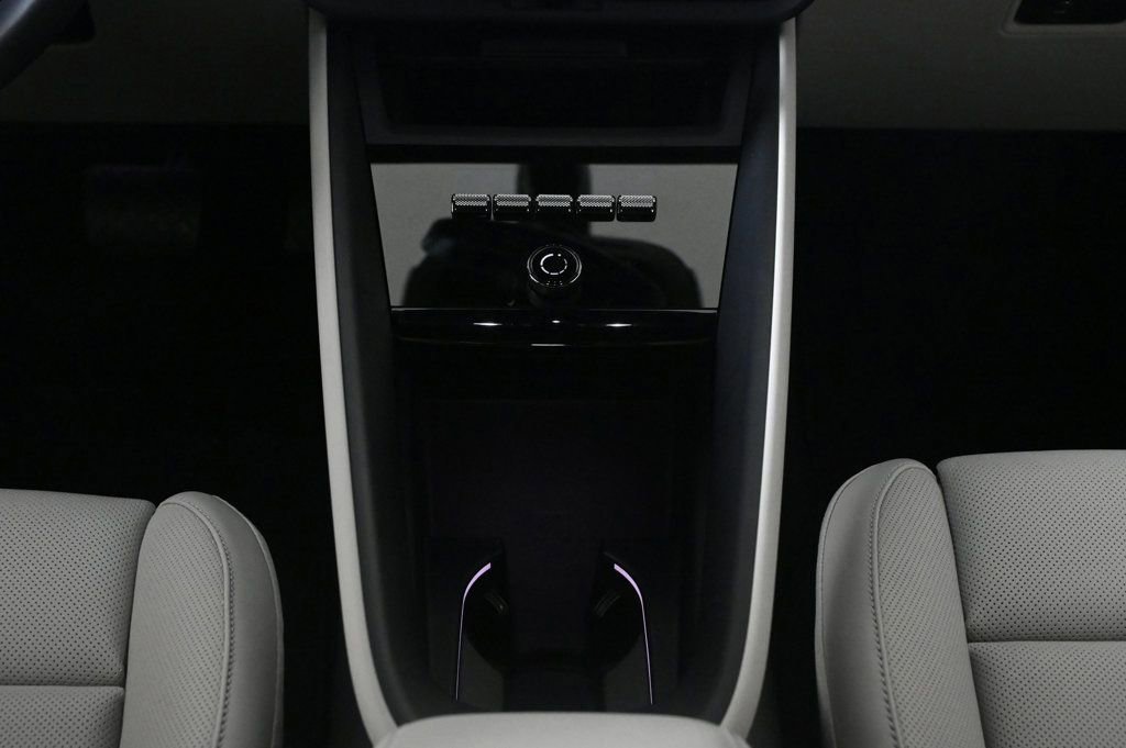 Certified 2025 Porsche Macan Electric RWD image 16