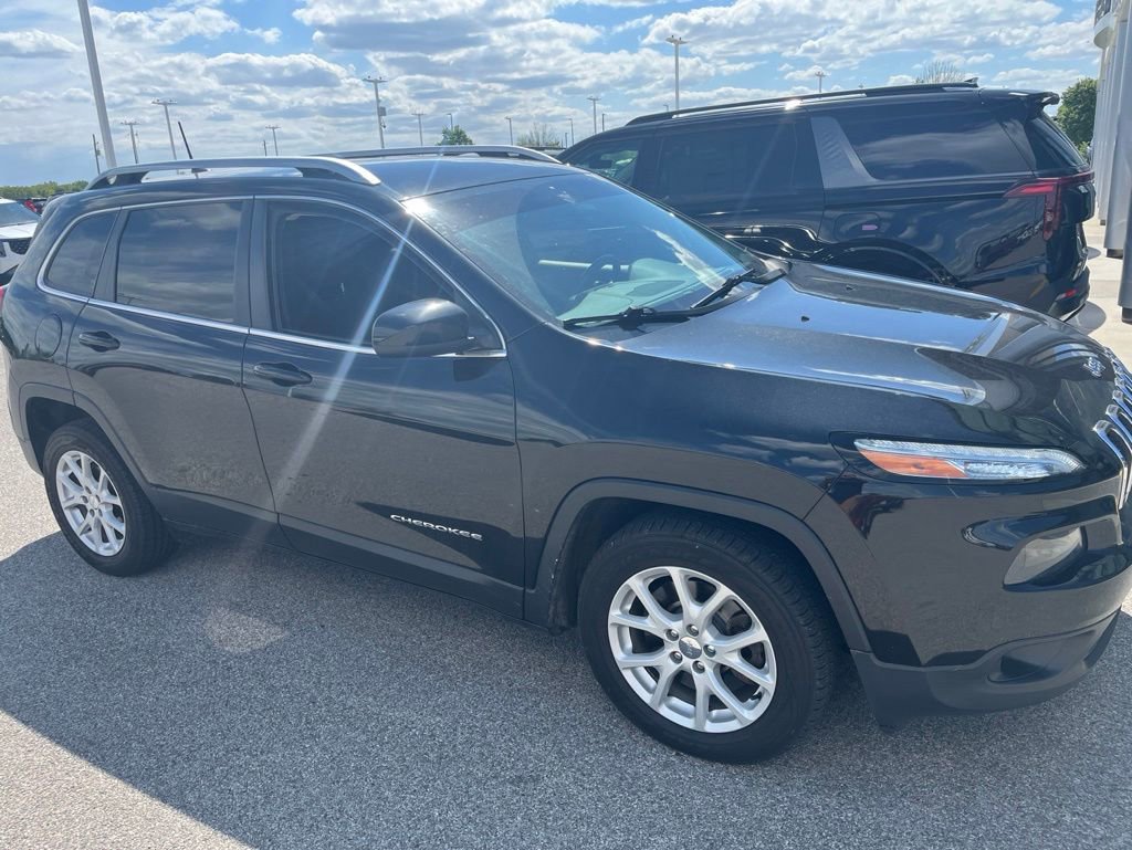 Used 2016 Jeep Cherokee Latitude w/ Comfort & Sound Group FWD image 2
