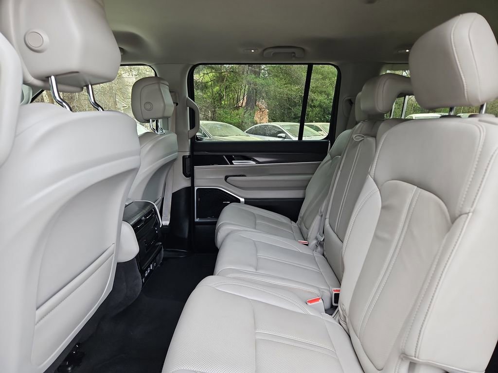 Used 2024 Jeep Wagoneer L Series II image 30