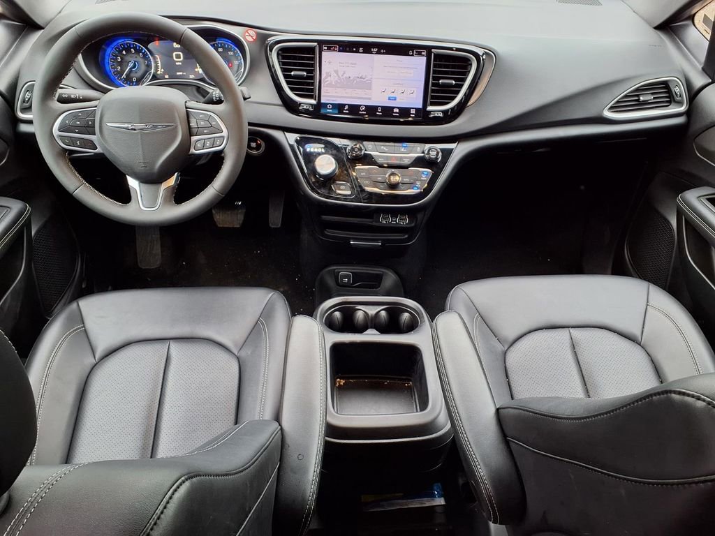 Used 2025 Chrysler Pacifica Select image 13