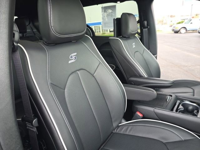 Used 2026 Chrysler Pacifica Premium image 43
