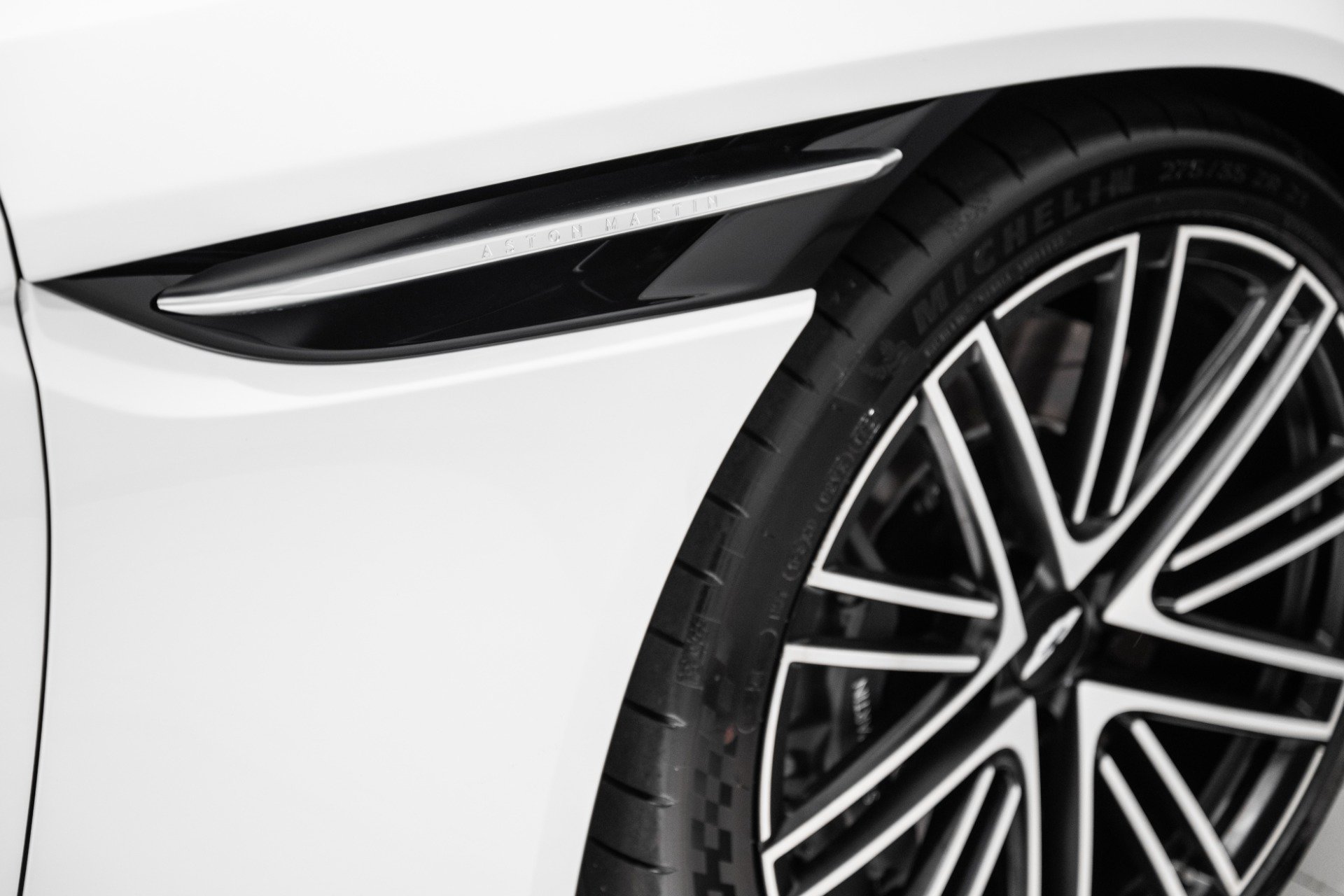 Used 2024 Aston Martin DB12 Coupe RWD image 9