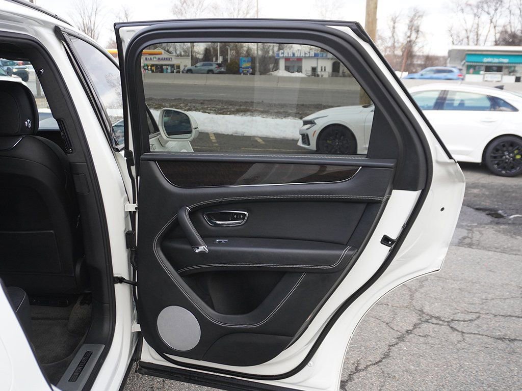 Used 2019 Bentley Bentayga image 32