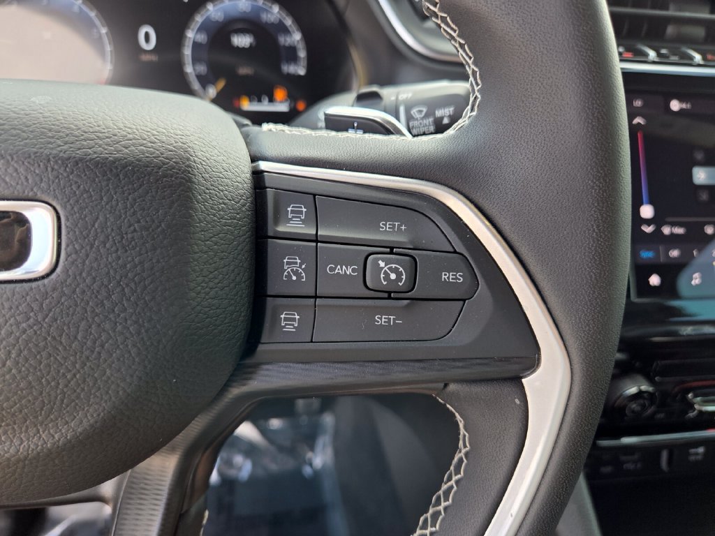 Used 2025 Jeep Grand Cherokee Laredo RWD image 30