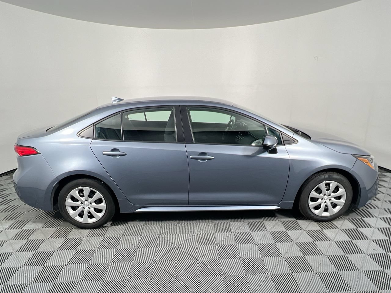 Used 2024 Toyota Corolla LE FWD image 2
