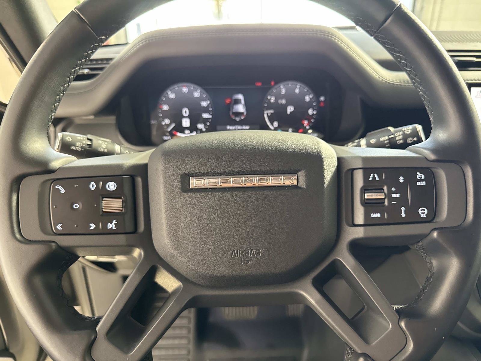 Used 2025 Land Rover Defender 110 X-Dynamic SE AWD/4WD image 27