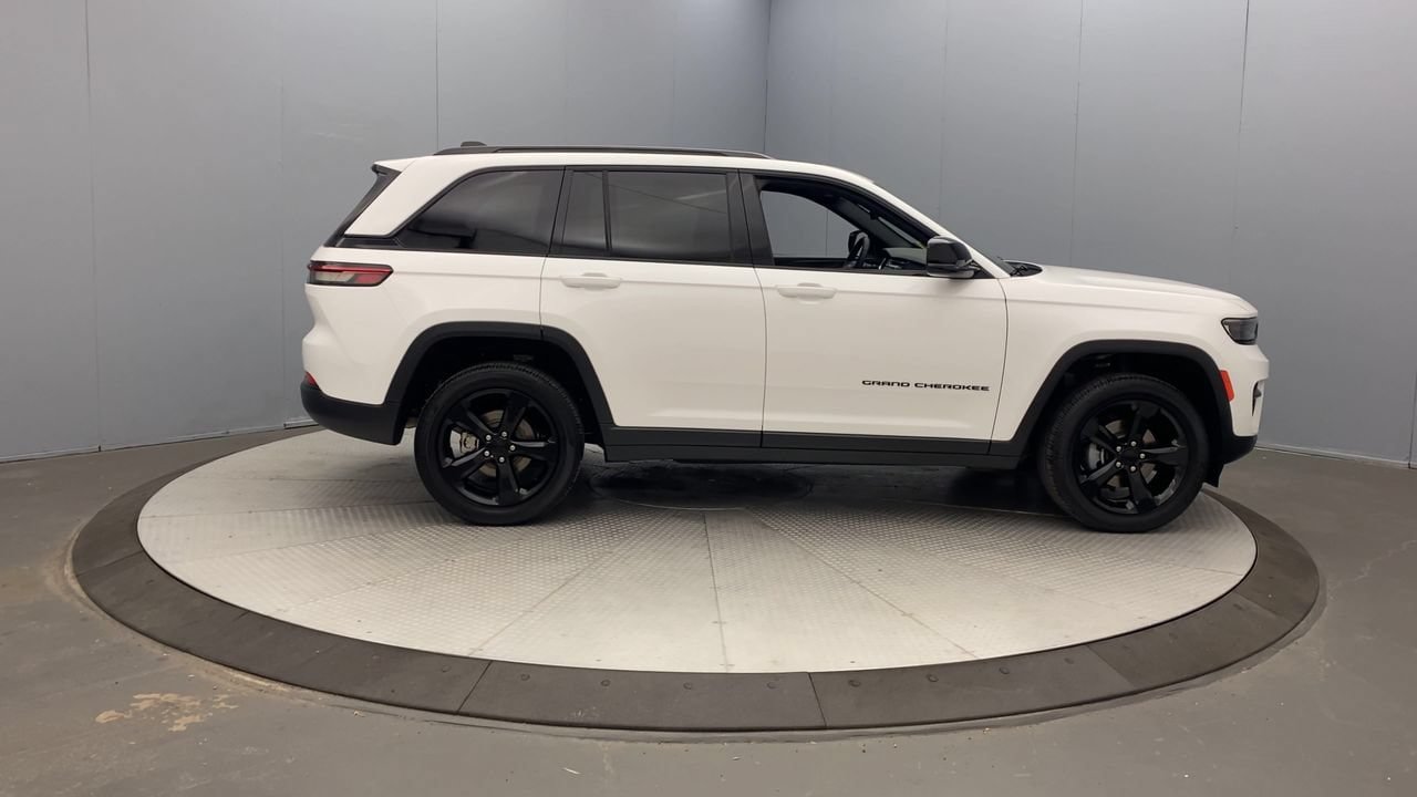 Used 2023 Jeep Grand Cherokee Altitude AWD/4WD image 6