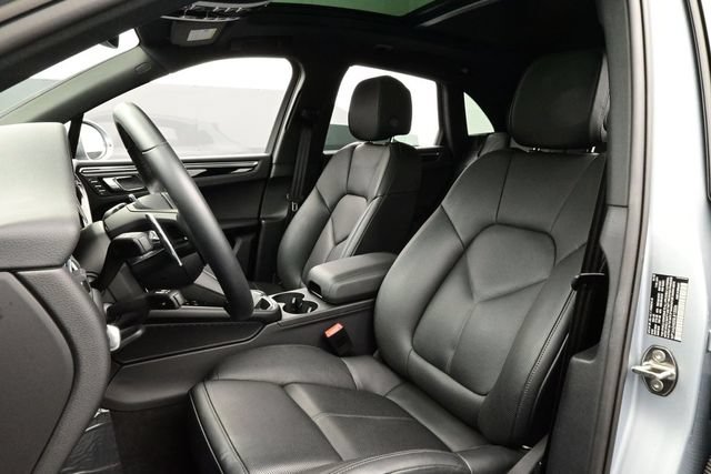 Certified 2025 Porsche Macan AWD/4WD image 5