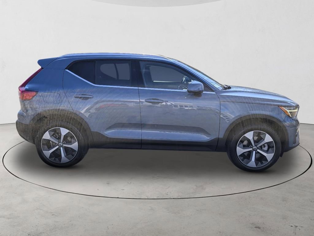 Certified 2025 Volvo XC40 B5 Plus AWD/4WD image 5