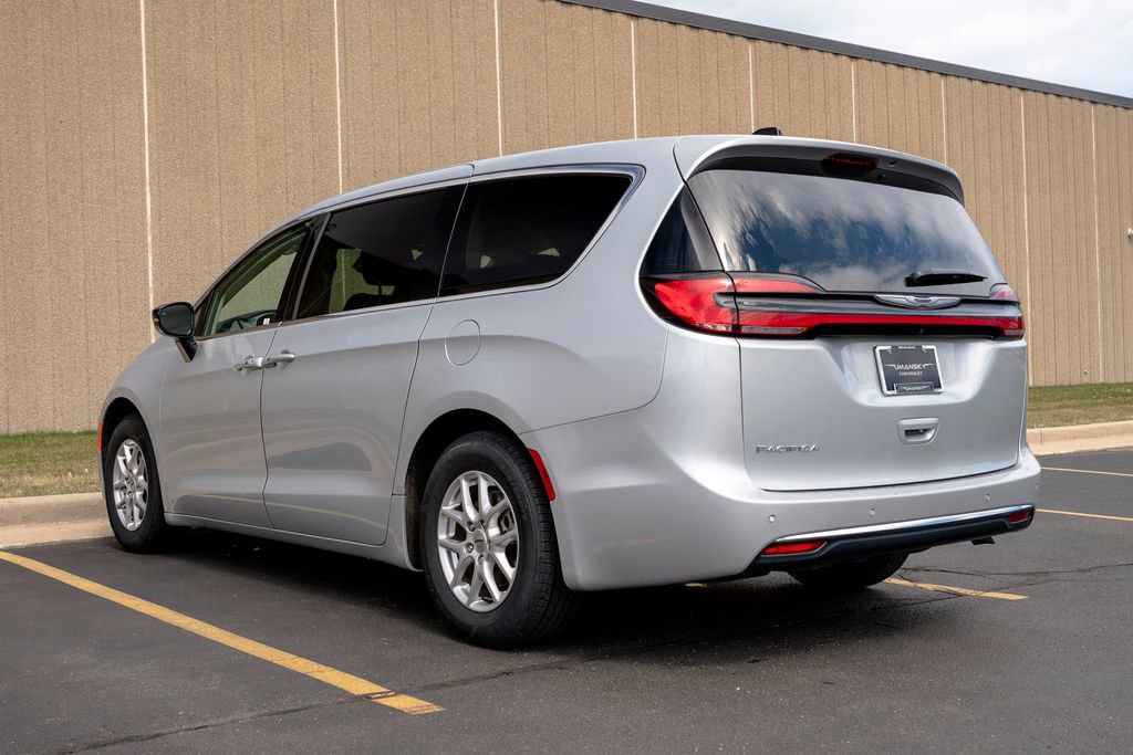 Used 2024 Chrysler Pacifica Touring-L image 7