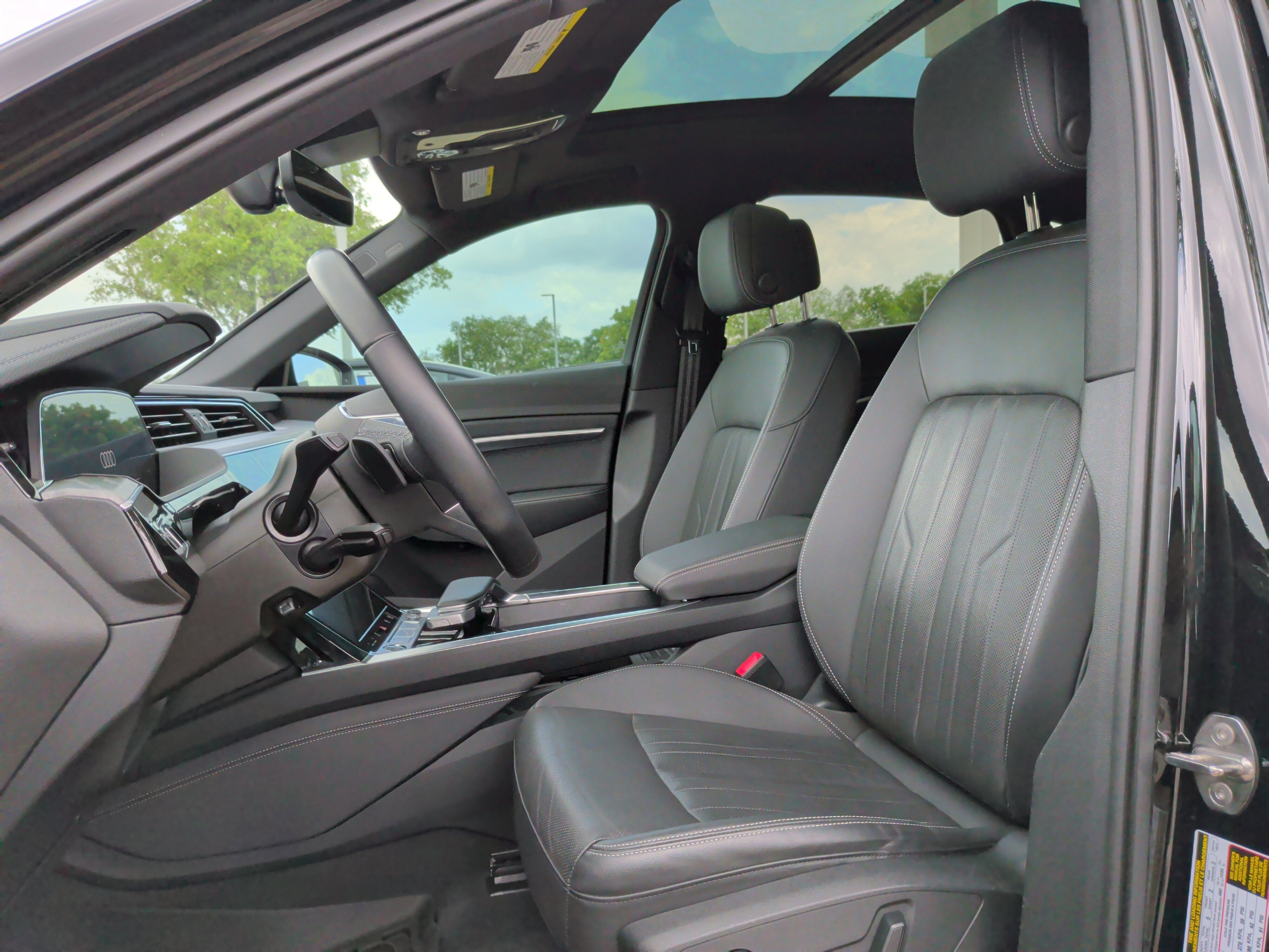 Used 2023 Audi e-tron Premium Plus image 14