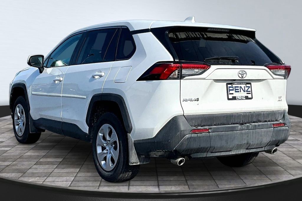 Used 2024 Toyota RAV4 LE AWD/4WD image 4