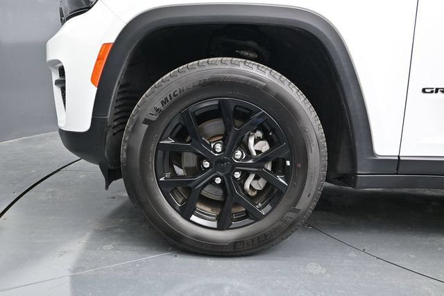 Used 2025 Jeep Grand Cherokee Altitude AWD/4WD image 16