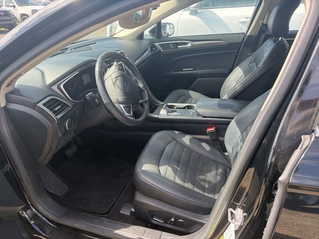 Used 2017 Ford Fusion SE w/ Fusion SE Technology Package FWD image 6