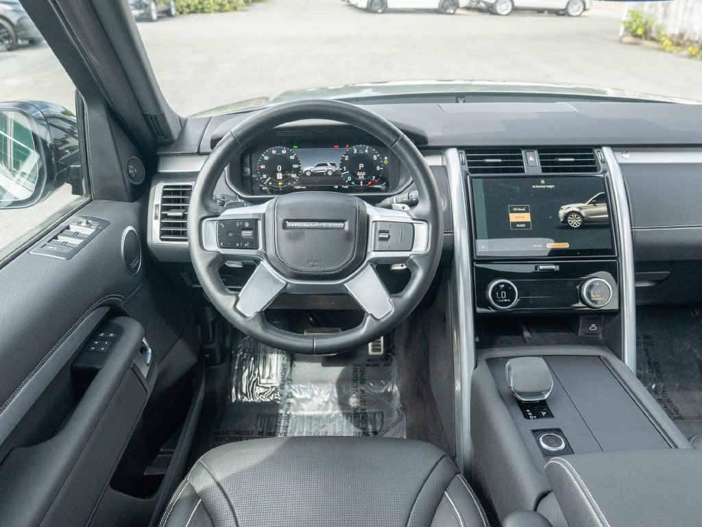Used 2024 Land Rover Discovery Dynamic SE AWD/4WD image 14