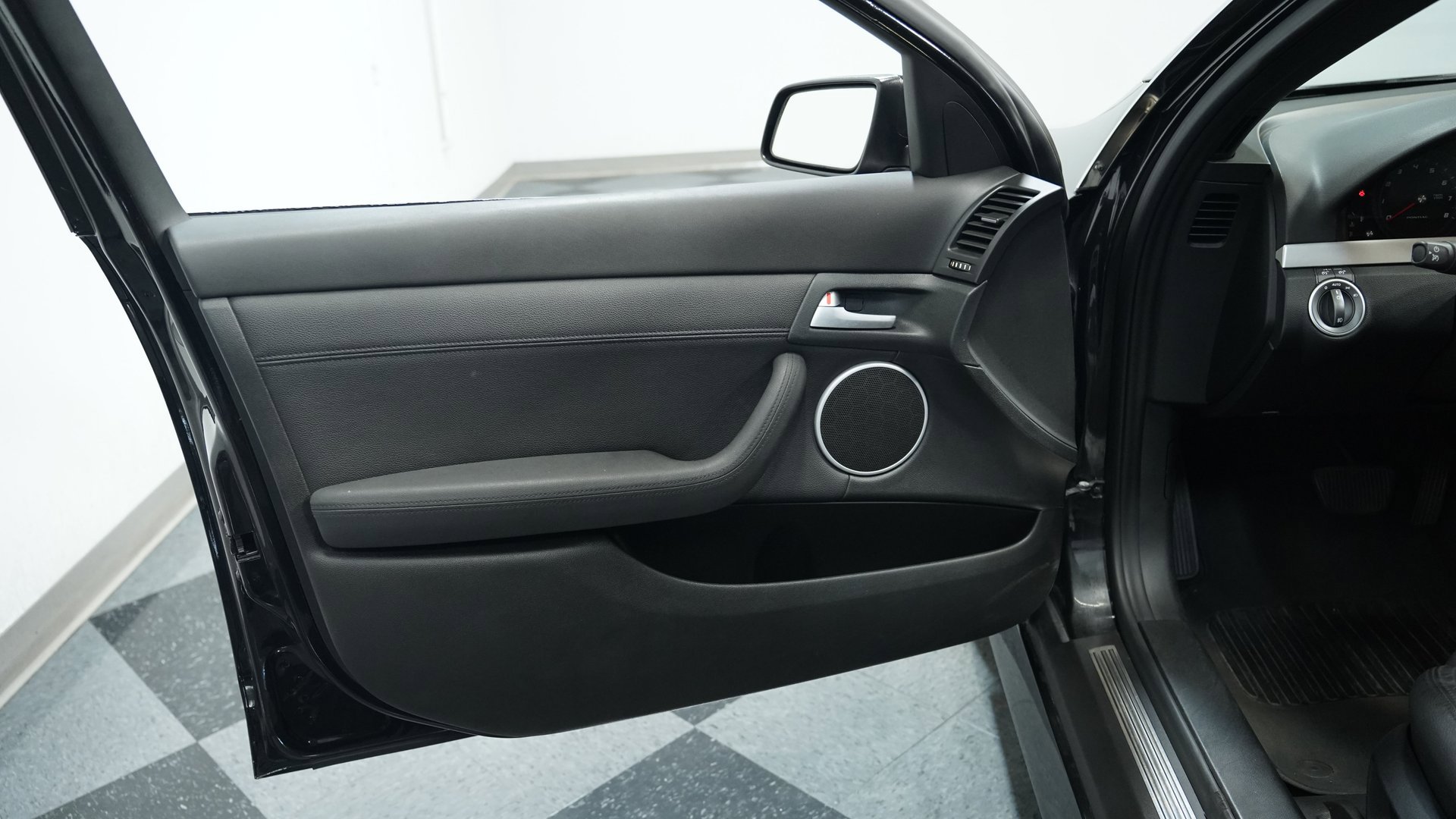 Used 2009 Pontiac G8 w/ Premium Package image 32