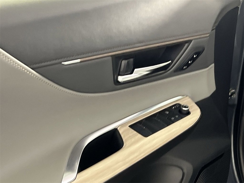 Used 2021 Toyota Venza XLE image 15