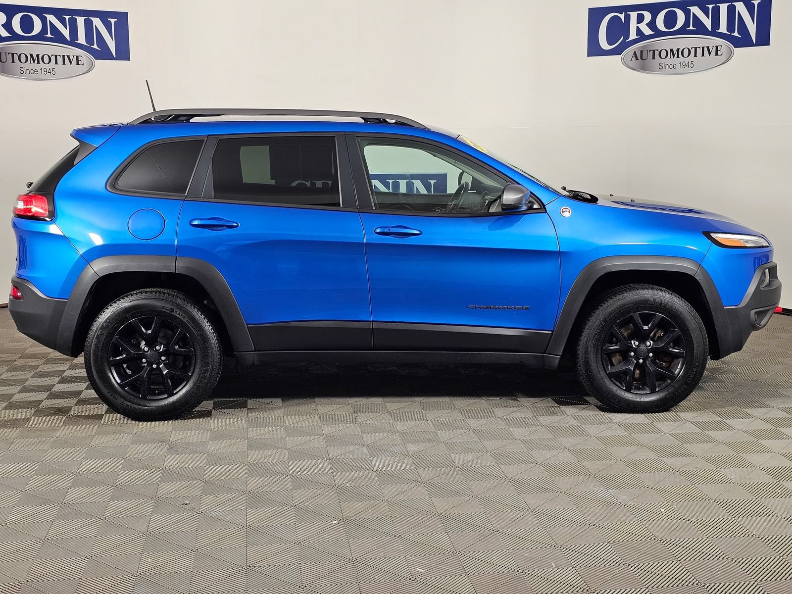 Used 2017 Jeep Cherokee Trailhawk AWD/4WD image 31