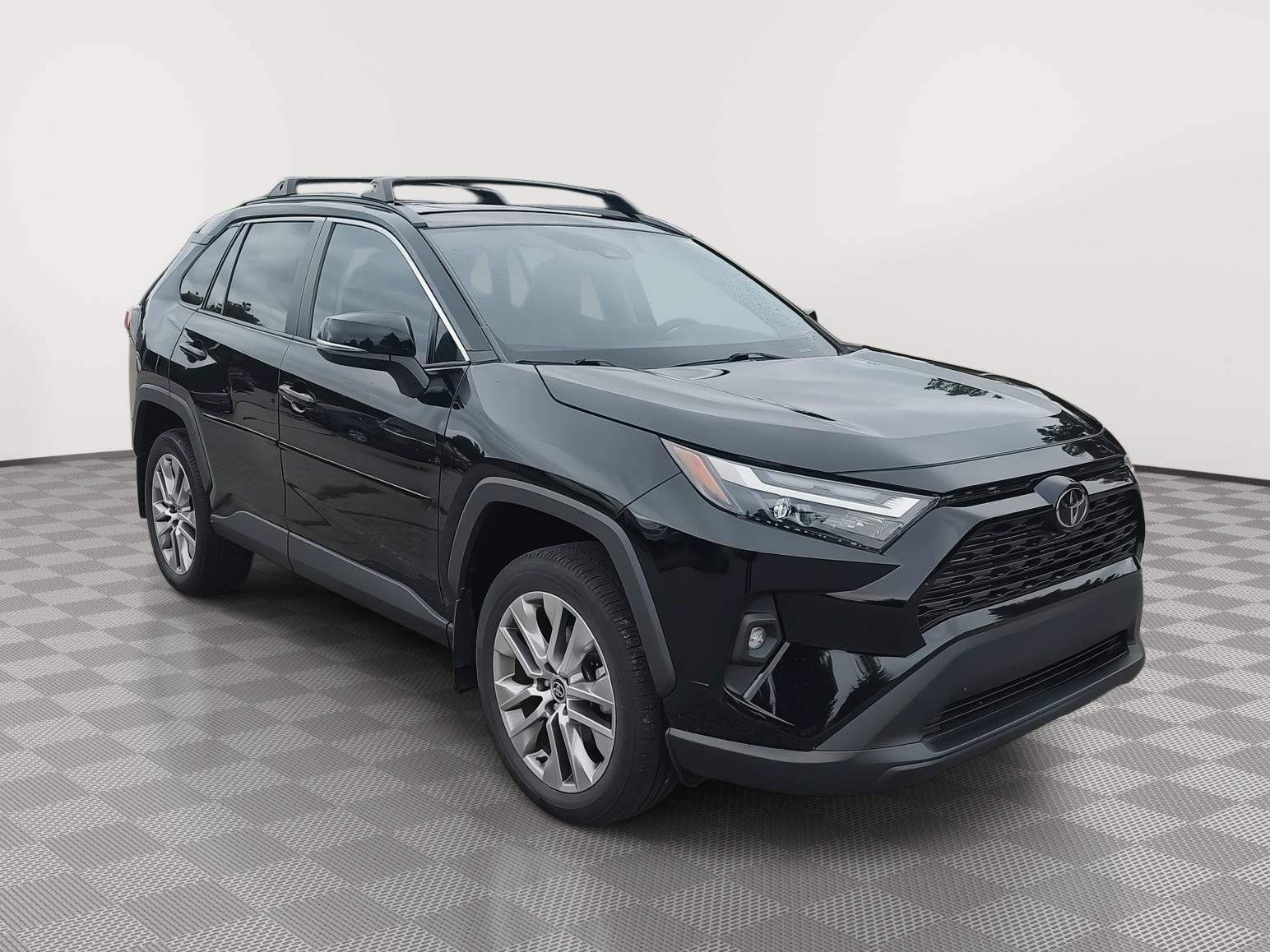 Used 2022 Toyota RAV4 XLE Premium AWD/4WD image 4