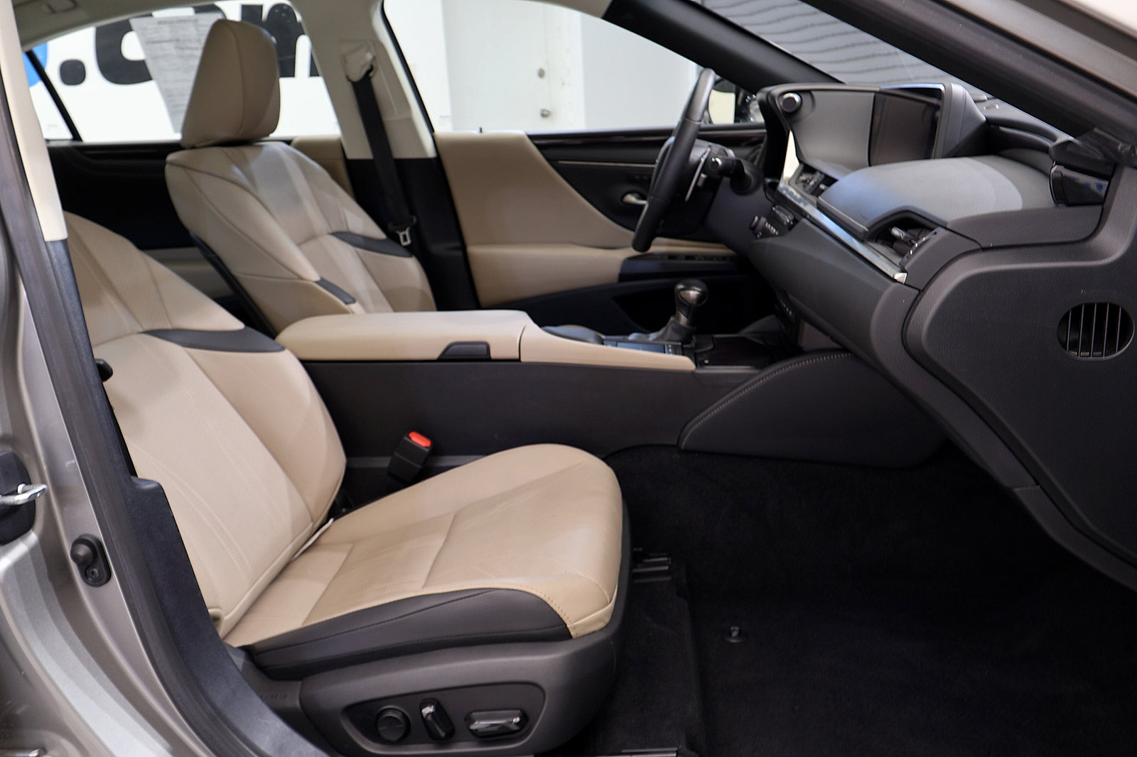 Used 2020 Lexus ES 300h w/ Accessory Package 2 FWD image 17