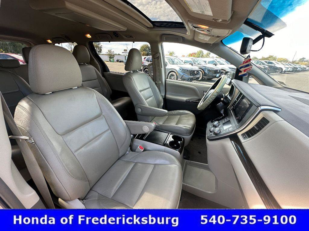 Used 2017 Toyota Sienna XLE Premium image 36