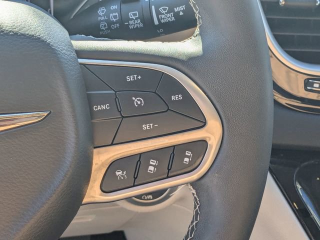 Used 2024 Chrysler Pacifica Touring-L image 16