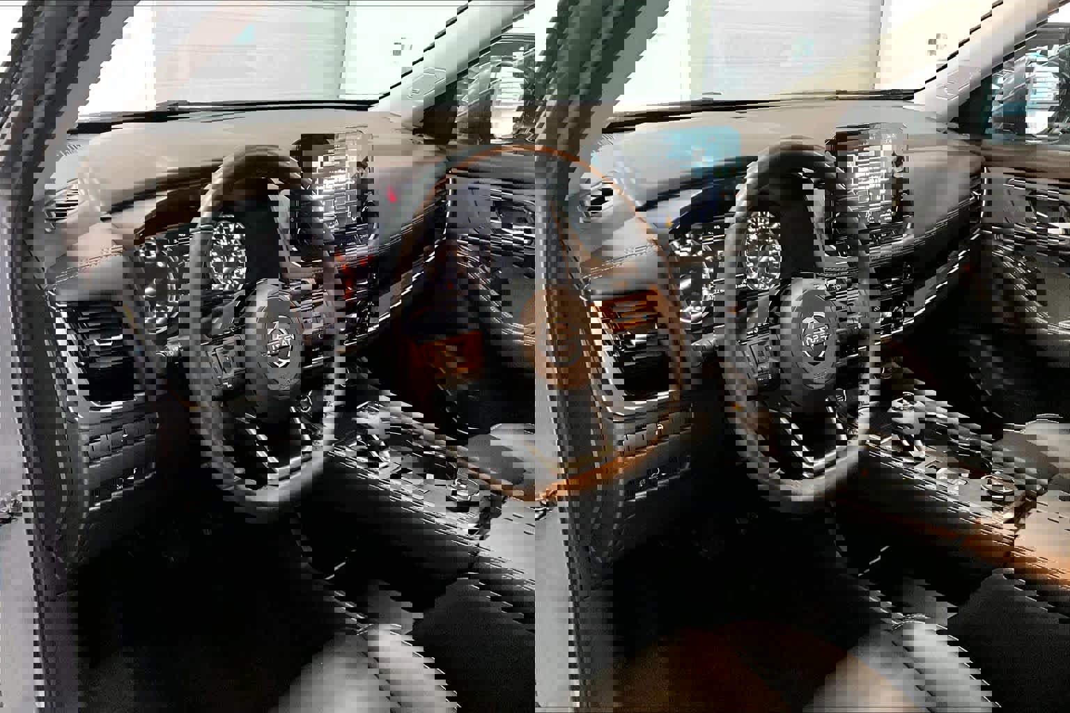 Used 2023 Nissan Rogue SL image 2