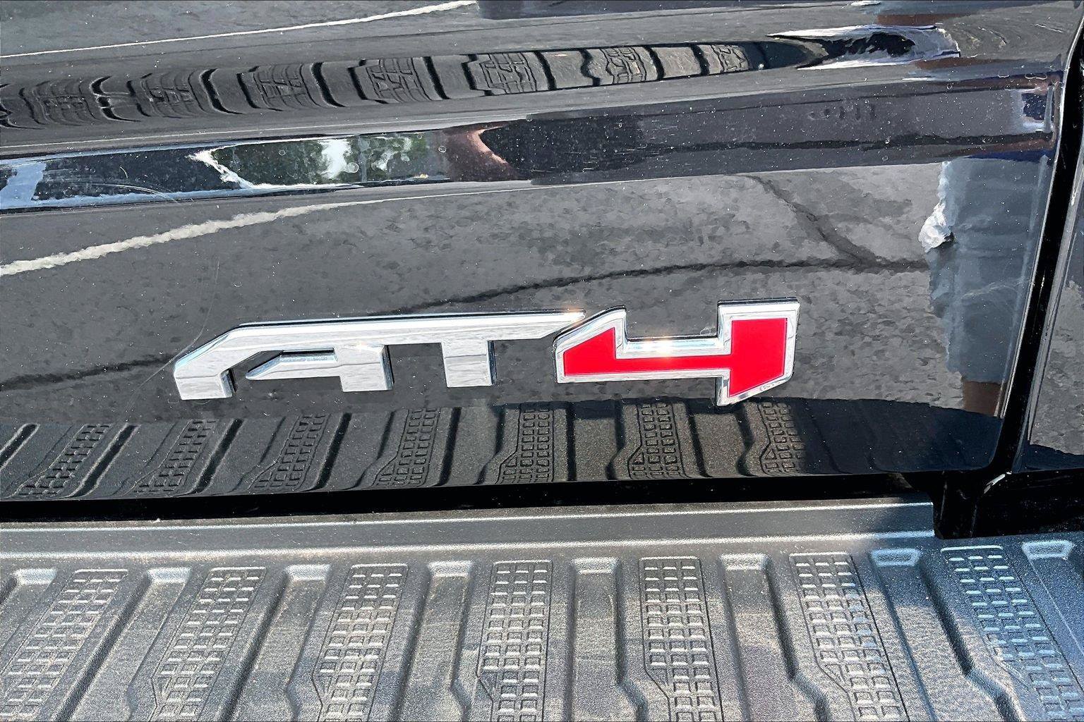 Used 2024 GMC Sierra 1500 AT4 w/ AT4 Preferred Package AWD/4WD image 9