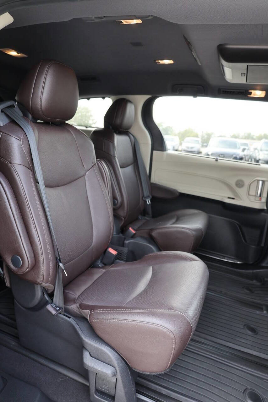 Used 2021 Toyota Sienna Platinum AWD/4WD image 15