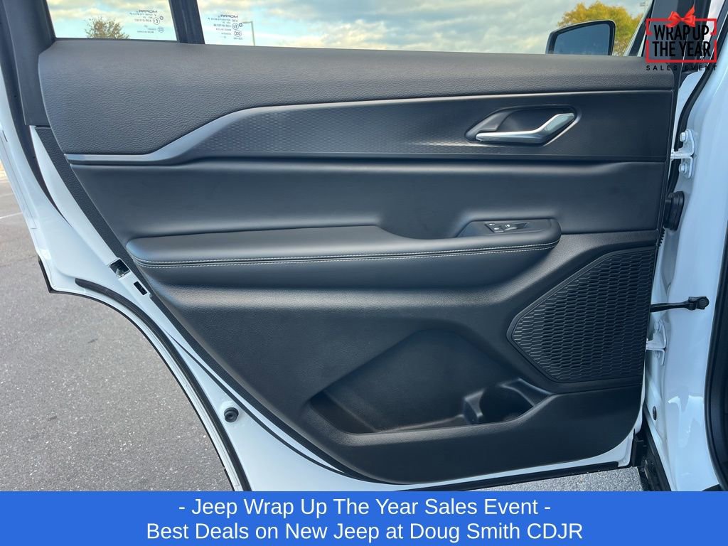 New 2025 Jeep Grand Cherokee L Laredo image 22