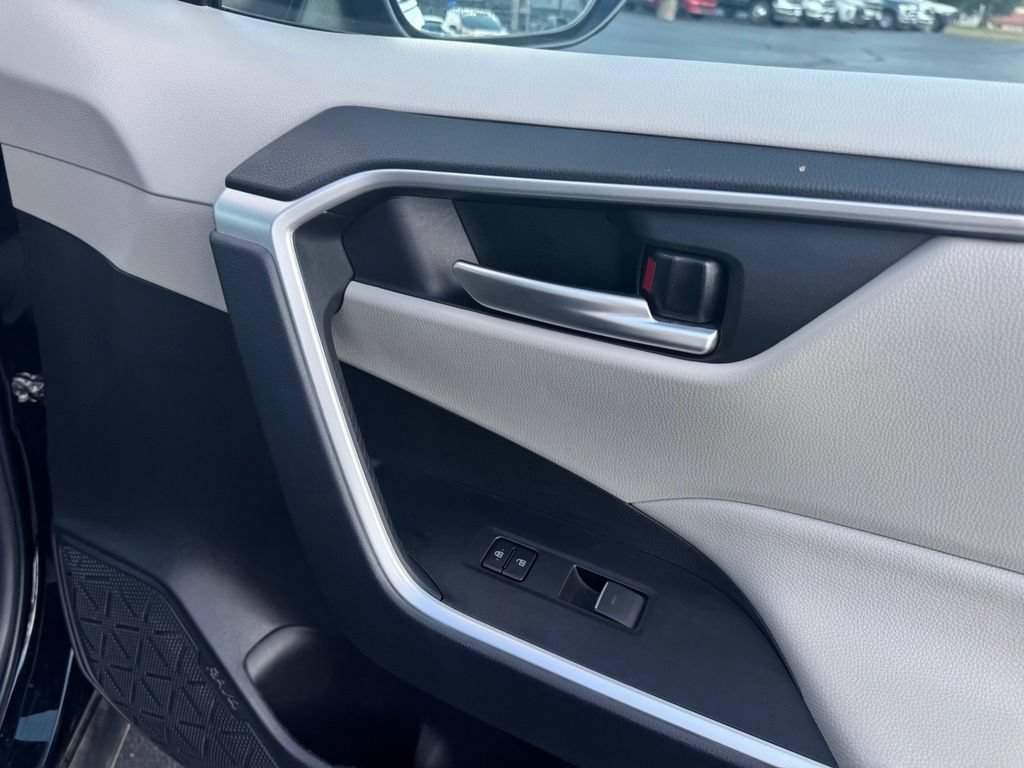 Used 2025 Toyota RAV4 XLE AWD/4WD image 15