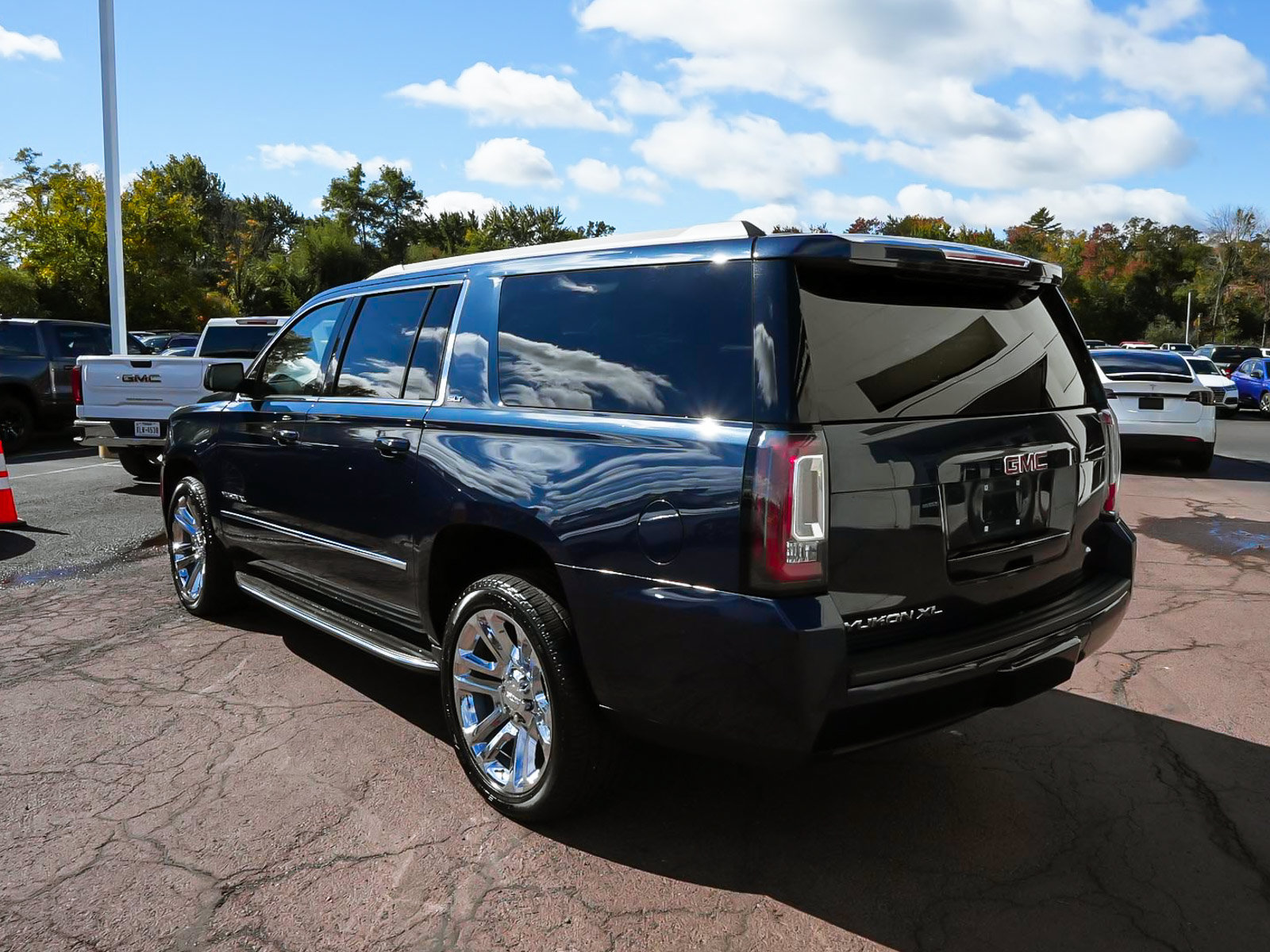 Used 2018 GMC Yukon XL SLT w/ Premium Edition AWD/4WD image 4